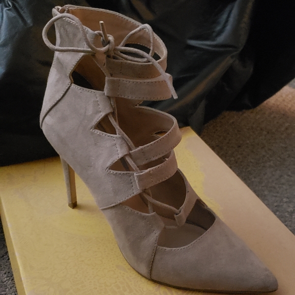 SOLD Mix No. 6 Klemtu Pump Taupe. - Picture 3 of 12